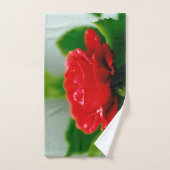 Rode roze van passie bedekt met dauwdruppels bad handdoek (Handdoek)