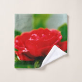 Rode roze van passie bedekt met dauwdruppels bad handdoek (Wasdoekje)