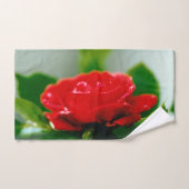 Rode roze van passie bedekt met dauwdruppels bad handdoek (Handdoek)