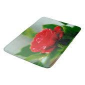 Rode roze van passie bedekt met dauwdruppels badmat (Gekanteld)