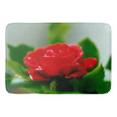 Rode roze van passie bedekt met dauwdruppels badmat (Voorkant)