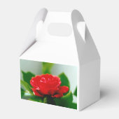 Rode roze van passie bedekt met dauwdruppels bedankdoosjes (Achterkant)