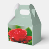 Rode roze van passie bedekt met dauwdruppels bedankdoosjes (Achterkant)