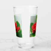 Rode roze van passie bedekt met dauwdruppels glas (Rechts)