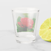 Rode roze van passie bedekt met dauwdruppels shot glas (Achterkant)