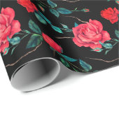 Rode rozen bloeien op zwart inpakpapier (Rol Hoek)