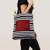 Rode rozen canvas tas op zwarte witte strepen (Dichtbij)