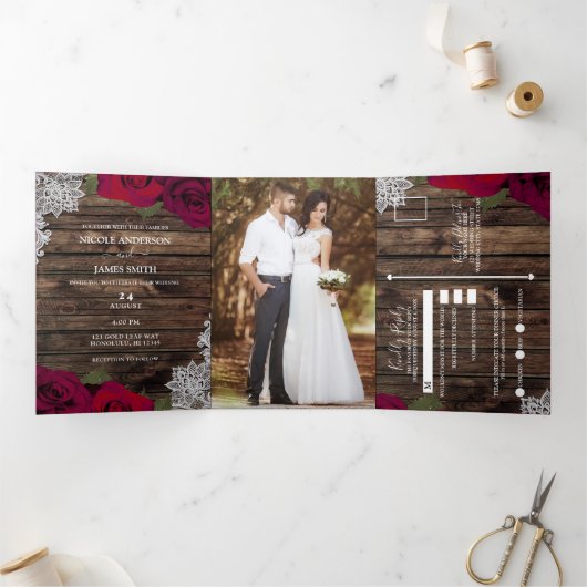 Rode rozen en Lace Elegant Rustic Wood Wedding Drieluik Uitnodiging (Binnen)