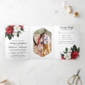 Rode rozen en witte Magnolia Botanical Wedding Drieluik Uitnodiging (Binnen)