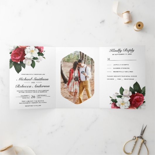 Rode rozen en witte Magnolia Botanical Wedding Drieluik Uitnodiging (Binnen)