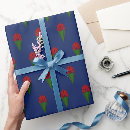 Rode Rozen Geometrisch Patroon op Blauw Verpakkend Cadeaupapier (Geschenken)