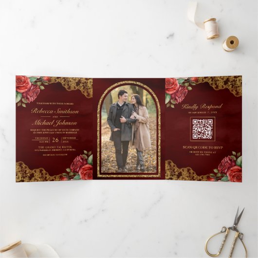 Rode Rozen Gouden Kant Maroon QR Code Foto Bruilof Drieluik Uitnodiging (Binnen)