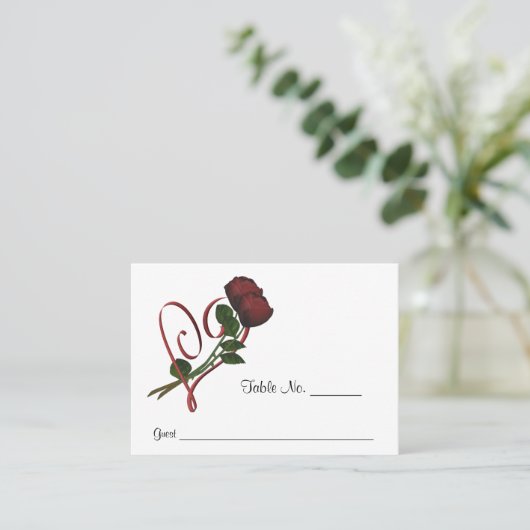Rode Rozen Hart bruiloft gepersonaliseerd Plaatskaartje (Staand voorkant)