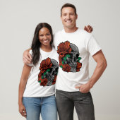 Rode rozen met een tuinvloer van de schedeltuin t-shirt (Unisex)
