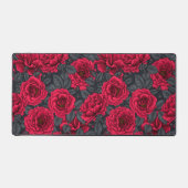 Rode rozen met grijze bladeren op zwart bureaumat (Voorkant)