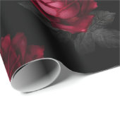 Rode rozen met grijze bladeren op zwart cadeaupapier (Rol Hoek)