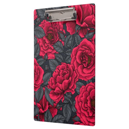 Rode rozen met grijze bladeren op zwart klembord (Links)