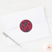 Rode rozen met grijze bladeren op zwart ronde sticker (Envelop)