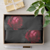 Rode rozen met grijze bladeren op zwarte ontkoppel tissuepapier (Geschenk)