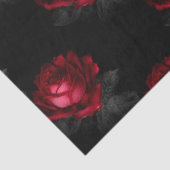 Rode rozen met grijze bladeren op zwarte ontkoppel tissuepapier (Detail)