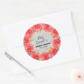 Rode rozen op Black White Stripes Derby Party Ronde Sticker (Envelop)