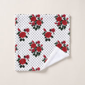 Rode rozen op een polka stipachtergrond. badhanddo bad handdoek (Wasdoekje)