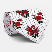 Rode rozen op een polka stipachtergrond. stropdas (Opgerold)