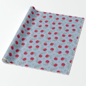 Rode rozen op lichtblauwe oversized calico cadeaupapier (Uitgerold)