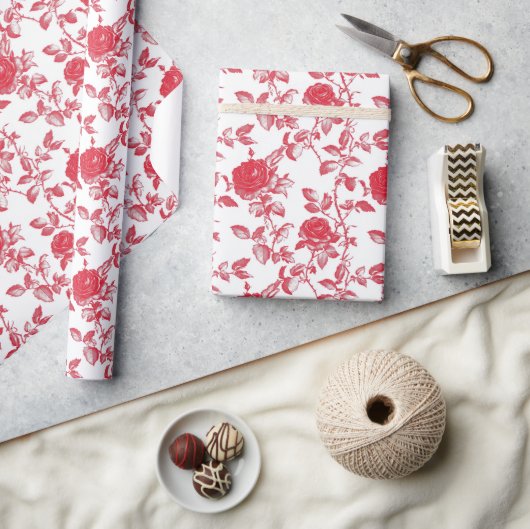 Rode rozen op witte Toile De Jouy Cadeaupapier (Crafts)