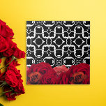 Rode rozen op zwart en wit geometrisch patroon tegeltje<br><div class="desc">Elegant bloemoraal decoratief tegel met rode rozen op een zwart-wit geometrisch patroon.</div>