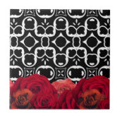 Rode rozen op zwart en wit geometrisch patroon tegeltje (Voorkant)