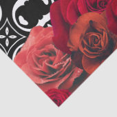 Rode rozen op zwart en wit geometrisch patroon tissuepapier (Detail)