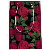 Rode rozen op zwart. medium cadeauzakje (Voorkant)