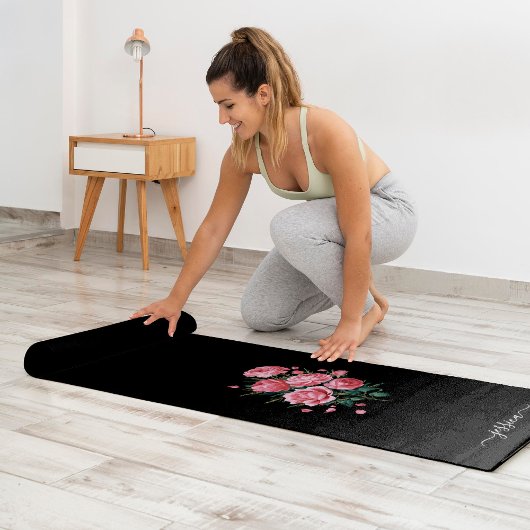 Rode rozen op zwart met scriptnaam yogamat