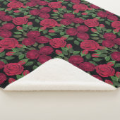 Rode rozen op zwart. sherpa deken (3/4)