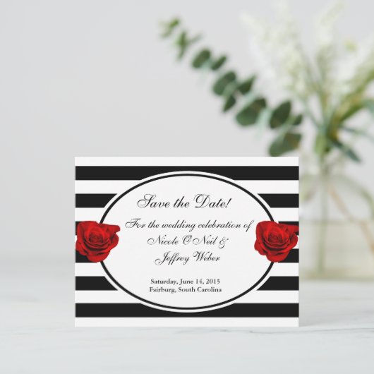 Rode Rozen op zwart-wit bruiloft Save the Date Aankondigingskaart (Staand voorkant)