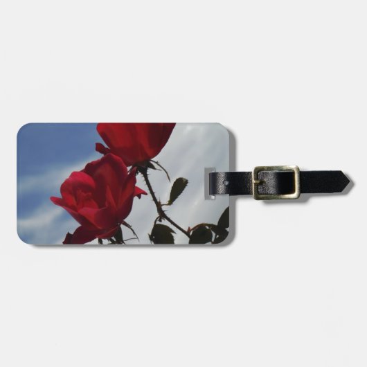 Rode rozen tegen een heldere blauwe hemel bagagelabel (Voorkant horizontaal)