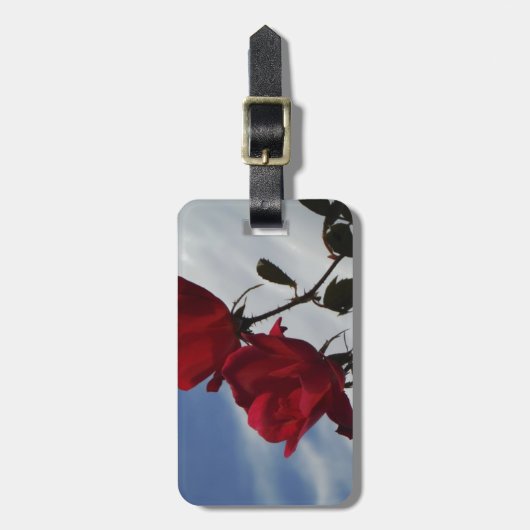 Rode rozen tegen een heldere blauwe hemel bagagelabel (Voorkant verticaal)