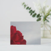 Rode rozen tegen een heldere blauwe hemel briefkaart (Staand voorkant)