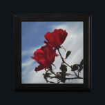 Rode rozen tegen een heldere blauwe hemel cadeaudoosje<br><div class="desc">Red Roses Against a Bright Blue Sky Foto van Sandy Closs,  genomen op Lake Arrowiad. "rode rozen""rode rozen""roze rozen""roze rozen""bruiloften""liefdescadeau""rode bloemen""rode bloemen""rode roze" rode blauwe rozen rozen "geschenken met rozen"</div>