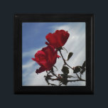 Rode rozen tegen een heldere blauwe hemel cadeaudoosje<br><div class="desc">Red Roses Against a Bright Blue Sky Foto van Sandy Closs,  genomen op Lake Arrowiad. "rode rozen""rode rozen""roze rozen""roze rozen""bruiloften""liefdescadeau""rode bloemen""rode bloemen""rode roze" rode blauwe rozen rozen "geschenken met rozen"</div>
