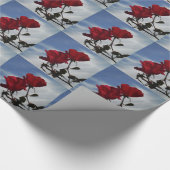 Rode rozen tegen een heldere blauwe hemel cadeaupapier (Hoek)