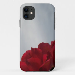 Rode rozen tegen een heldere blauwe hemel iPhone 11 hoesje
