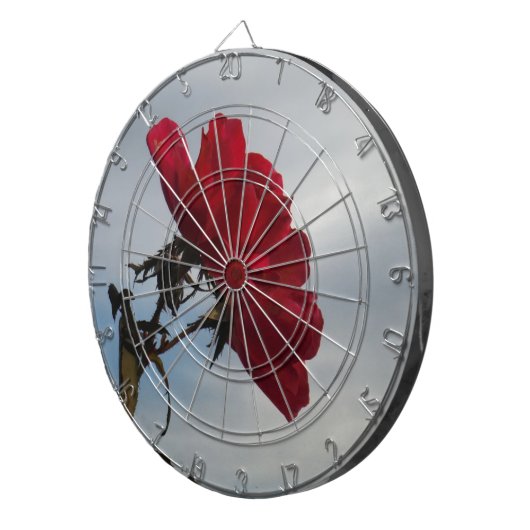 Rode rozen tegen een heldere blauwe hemel dartbord (Voorkant Rechts)
