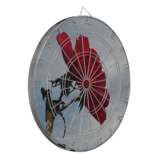 Rode rozen tegen een heldere blauwe hemel dartbord (Voorkant Links)