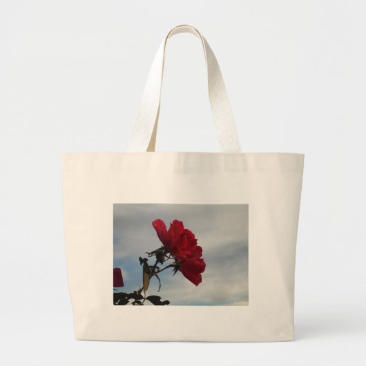 Rode rozen tegen een heldere blauwe hemel grote tote bag (Voorkant)