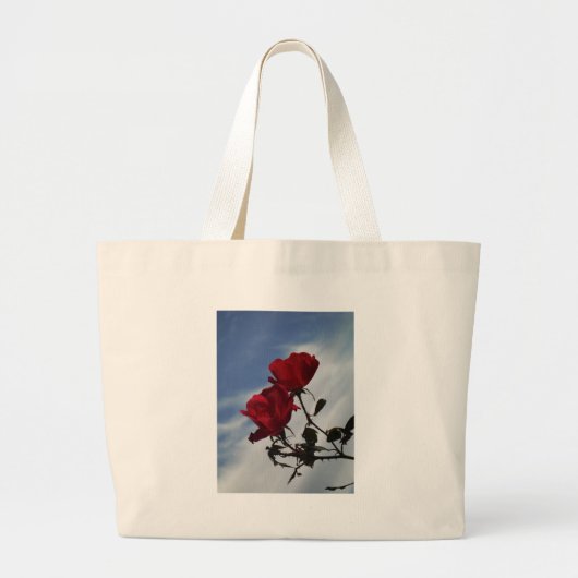 Rode rozen tegen een heldere blauwe hemel grote tote bag (Voorkant)