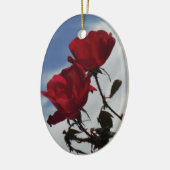Rode rozen tegen een heldere blauwe hemel keramisch ornament (Links)