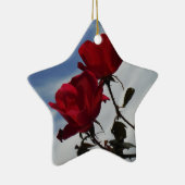 Rode rozen tegen een heldere blauwe hemel keramisch ornament (Rechts)