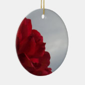 Rode rozen tegen een heldere blauwe hemel keramisch ornament (Rechts)